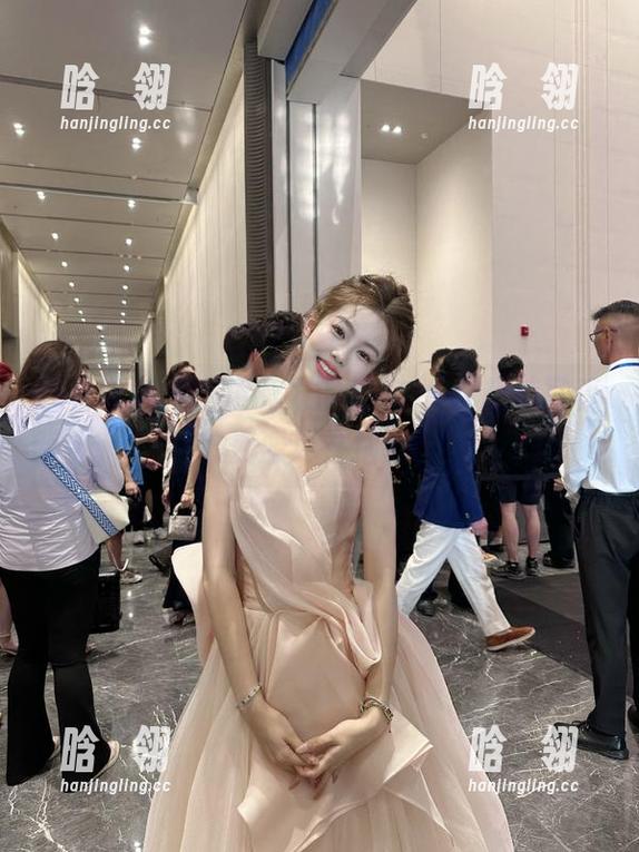 白莉爱吃巧克力 探秘白莉爱吃巧克力的闺房JK,超值写真集资源尽在指尖!