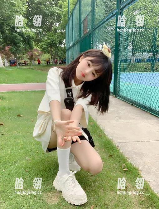 秀人网 - 独特风格：周慕汐fairy私拍写真中的镂空内衣与黑丝西装