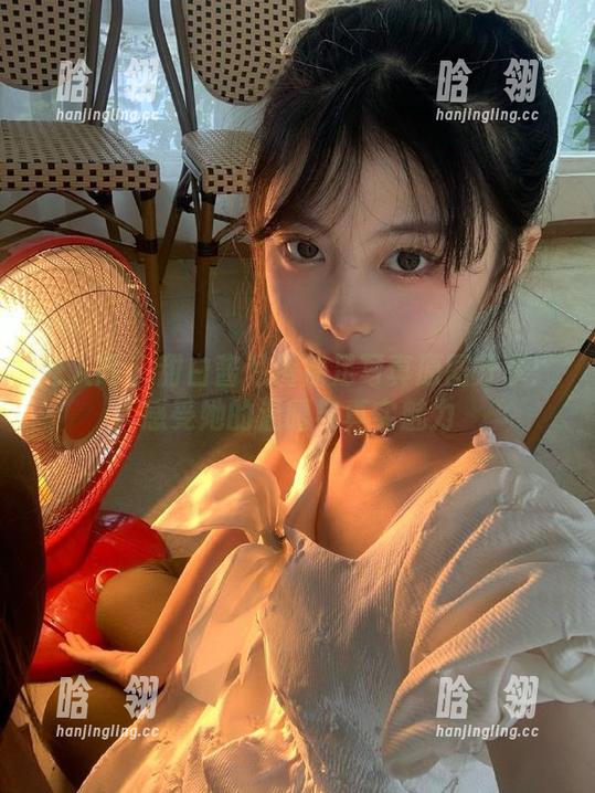 秀人网 - 甜白酱私房裸足写真原图分享：感受她的温暖与真实魅力