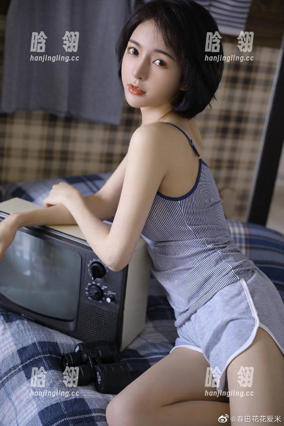 秀人网 - 无圣光作品：美七在死库水中释放的原图魅力与风情