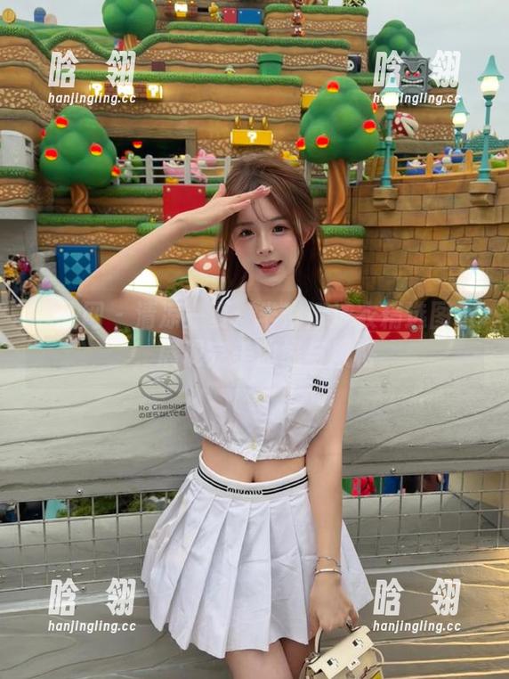 秀人网 - 清凉一夏：芈琳娜泳衣精选图集，展现完美曲线与风格