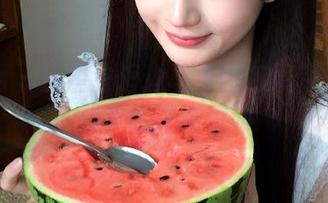 秀人网 – 金悦汐海边写真图包福利：从容优雅的海洋瞬间