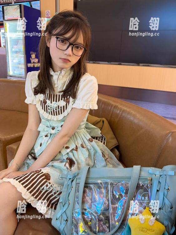 秀人网-陈念灵Vickyao 秀人网 - 在陈念灵Vickyao的女神写真作品中,发现藏不住的美丽故事