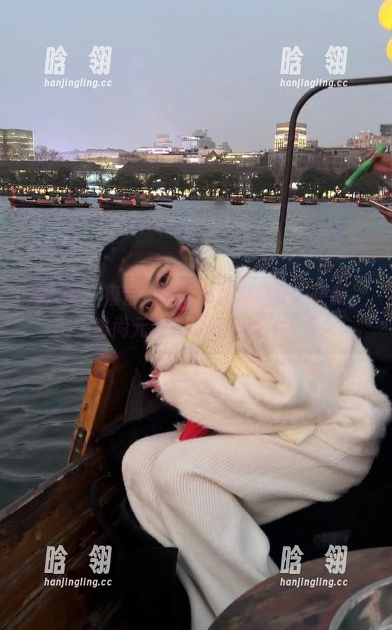 秀人网-麻吉小兔子 秀人网 - 麻吉小兔子制服套图精彩更新,融入时尚元素,让你的感官大开!