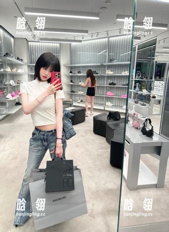 微密圈 - 纪念小小v的猫女写真：让我们一同欣赏精美图片与原图！