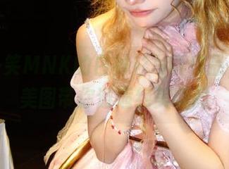 芊川一笑MNK的白衬衫写真作品，清新美图带你邂逅绝美瞬间