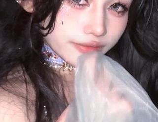 网袜魅惑世界：高清写真集带你走进芊川一笑MNK的精彩瞬间