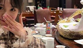 花漾show – 心妍小公主的校服魅力，大方分享她的写真全集与原图，青春洋溢