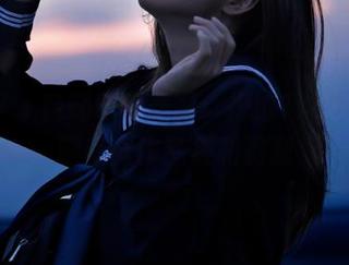 语画界 – 自嘲也要美丽：探讨77qiqi的长腿写真作品集和资源