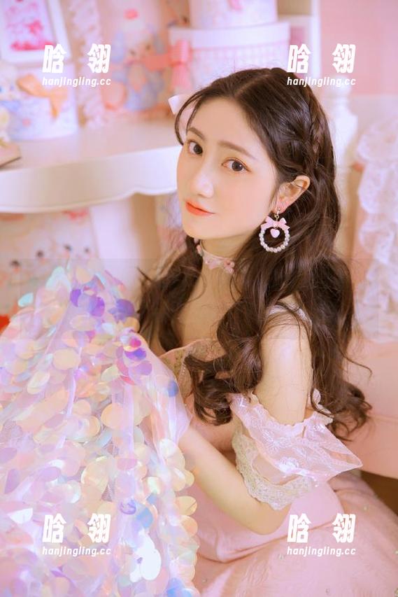语画界-周思乔Betty 语画界 - “周思乔Betty”的最新写真,原图展现“镂空玉背”的独特魅力
