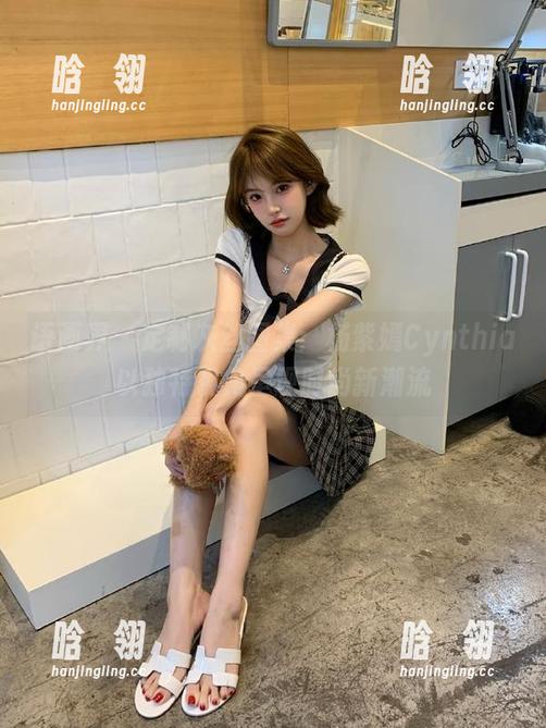 语画界-杨紫嫣Cynthia 语画界 - 定制灰丝图集:杨紫嫣Cynthia以独特视角呈现时尚新潮流