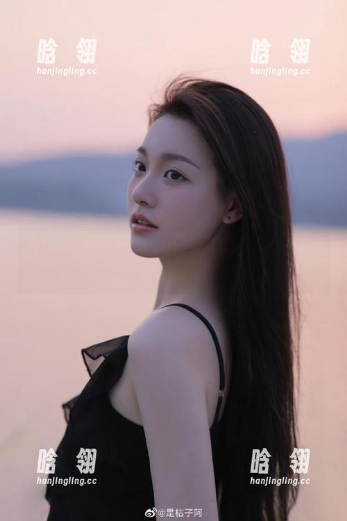 轻兰映画户外黑丝&白丝的私房作品，创意是灵感还是换个角度？
