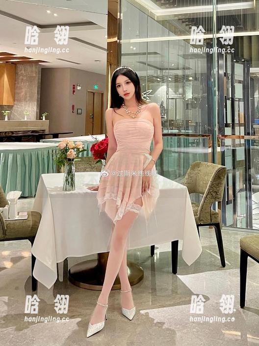 过期米线线喵 过期米线线喵背带裤写真美图合集,带你领略不一样的风格魅力!