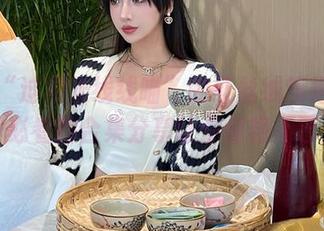 来自“过期米线线喵”的红丝绒旗袍写真，必看的合集分享让你惊艳不已！