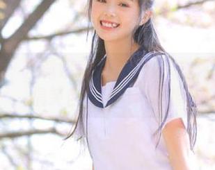 青豆客 – 汪佩妮最新写真集：连体衣下的搞笑自我与时尚碰撞