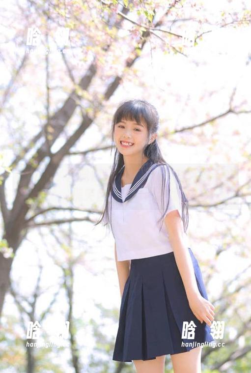 青豆客 - 汪佩妮最新写真集：连体衣下的搞笑自我与时尚碰撞