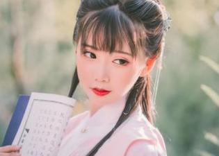 面饼仙儿献上定制红色JK写真，展现个性与时尚的完美融合