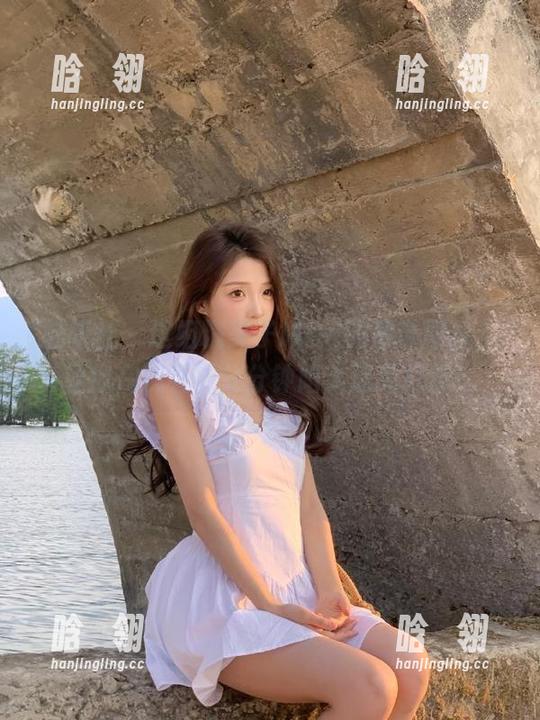 魅妍社-糯美子Mini 魅妍社 - 这组糯美子Mini的吊带图包,让你在观看时分分钟陷入迷离幻想!
